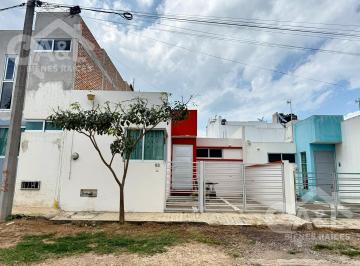 Casa · 95m² · 2 Recámaras · 1 Estacionamiento · Casa de un Piso en Venta en Alta Vista Cerca a Valle Real