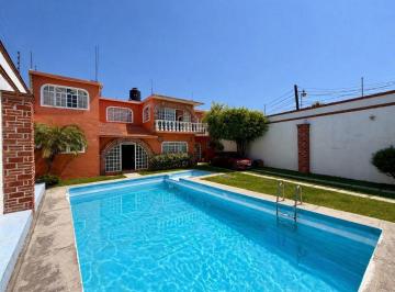 Casa de 4 habitaciones, Temixco · Casa con Alberca y Amplio Jardín en Venta en Acatlipa Centro