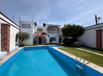 Casa de 4 habitaciones, Temixco · Casa con Alberca y Amplio Jardín en Venta en Acatlipa Centro