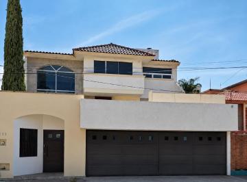 Casa · 560m² · 3 Recámaras · 3 Estacionamientos · Casa en Venta en Villas del Campestre, León, Guanajuato