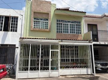 Casa de 5 habitaciones, Zapopan · Casa en Venta en Atemajac Excelente Ubicación Sobre Av Federalismo Zona El Batan