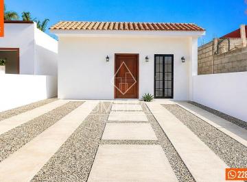 da8dbffe2e9f944bf26d99fbd05eae4fd5b6a074a5fbac4c48f79480f9be1e96 · Casa de 1 Nivel en Venta, Fracc. Privado La Perla, Coatepec