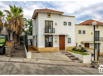 Casa de 3 habitaciones, Irapuato · Casa con 200 m² de Terreno, 3 Recámaras en Renta en Lomas del Pedregal