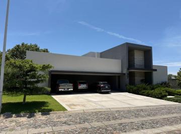Casa en condominio · 770m² · 5 Recámaras · 10 Estacionamientos · Residencia en Venta Tres Rios