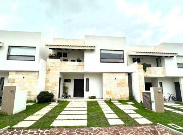 Casa de 3 habitaciones, Querétaro · Casa Moderna en Venta en Altozano con Doble Acceso - Entre Juriquilla y El Refugio