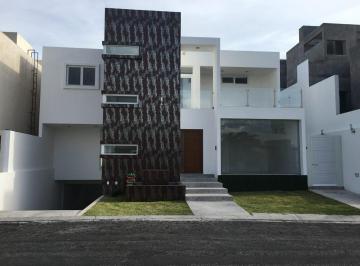 Casa · 500m² · 4 Recámaras · 5 Estacionamientos · Casa en Renta en Fraccionamiento Misión de Conca, Querétaro