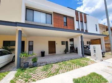 6c667a83487a396a2316edc6af0f7fb6c9feb3e5b6b088e97ba88d18cce3685d · Casa · 3 Recámaras · Residencial Arbolada · Av Huayacán
