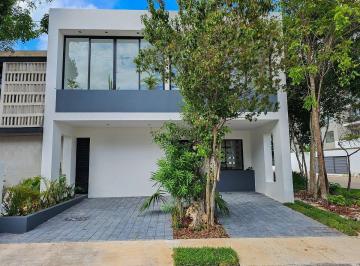 d156782a5db09986296f3f307d29d62f665d0889ef3953aaa3bcfd37c93b7c54 · Casa Nueva · 3 Recámaras · Alberca Privada · Arbolada · Av Huayacán