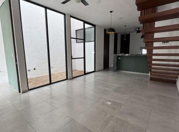 Sala, comedor con ventanales de piso a techo. · Townhouse Temozón Norte en Renta 2 Rec, 4 Baños, Roof Top + Jacuzzi Privado