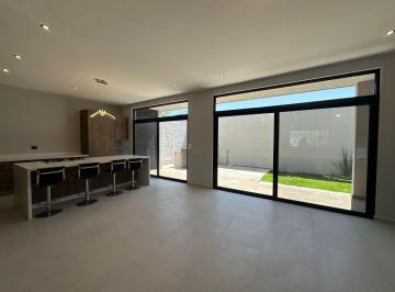 Casa de 4 habitaciones, Saltillo · Estrena Casa Equipada con 4 Recámaras Frente a Parque en Zona Norte de Saltillo con Rec Planta Baja