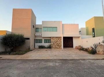 Casa · 270m² · 4 Recámaras · 4 Estacionamientos · Casa en Venta en Privada San Diego Cutz, Conkal.