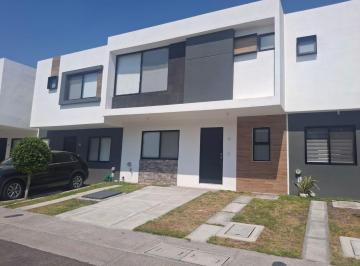 Casa en condominio · 150m² · 3 Recámaras · 2 Estacionamientos · Venta de Casa con Recamara en Planta Baja en Zakia