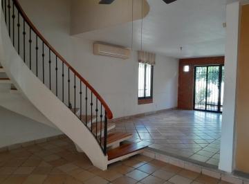 Casa de 5 habitaciones, Centro · Casa con Local Comercial en Venta