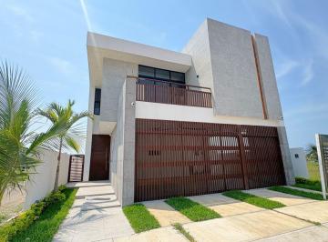 Casa de 4 habitaciones, Alvarado · Casa con 4 Recámaras y Alberca en Venta en Las Olas Residencial, Veracruz