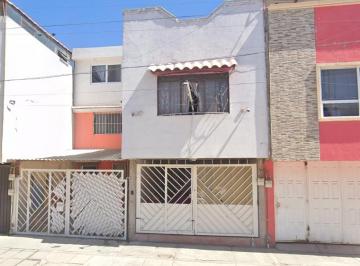 Casa de 3 habitaciones, Puebla · Casa en Venta con 3 Recámaras y 110 m² Superficie de Terreno en Venta en Puebla