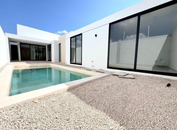 Casa · 280m² · 3 Recámaras · 3 Estacionamientos · Venta Casa Una Planta 3 Recamaras, Cuarto de Servicio y Alberca en Dzitya