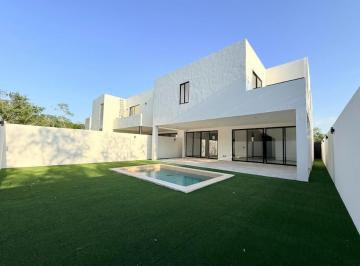 Casa · 390m² · 4 Recámaras · 4 Estacionamientos · Casa en Venta 4 Recamaras Privada Provincia Club de Golf