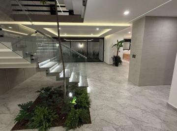 Casa en condominio de 4 habitaciones, San Andrés Cholula · Casa Contemporánea con Árbol Interior y Escalera Iluminada en Lomas de Angelópolis