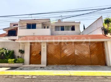Casa · 580m² · 3 Recámaras · 6 Estacionamientos · En Fraccionamiento Cerrado, a un Costado de Perisur