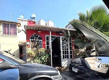 Casa de 2 habitaciones, El Salto · Casa de Dos Niveles, con 2 Recámaras de 61 m² de Terreno en Venta en La Azucena
