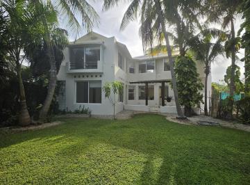 Casa · 350m² · 4 Recámaras · 2 Estacionamientos · Casa en Cancún