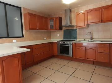 Casa · 350m² · 3 Recámaras · 2 Estacionamientos · Casa en Renta en Lomas del Olivo, Huxquilucan