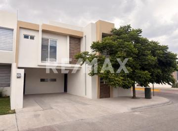Casa · 222m² · 3 Recámaras · 2 Estacionamientos · Casa en Renta en El Lago Residencial - (4)