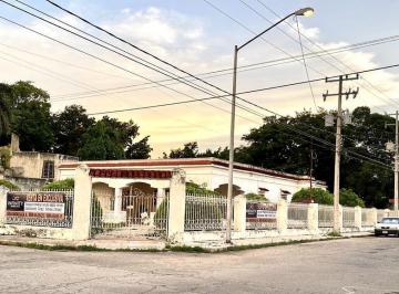 Casa · 338m² · 4 Recámaras · 3 Estacionamientos · Casa en Venta en Mérida Colonial Para Restaurar con Gran Terreno