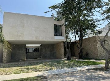 Casa · 575m² · 5 Recámaras · 3 Estacionamientos · Casa de Lujo en Venta en Privada Residencial en El Norte de La Ciudad Entrega Inmediata