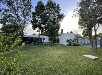 Casa · 550m² · 4 Recámaras · 4 Estacionamientos · Casa en Venta en Mérida 4 Recámaras Cerca del Centro! Estrene