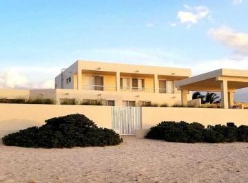 Casa · 577m² · 4 Recámaras · 5 Estacionamientos · Casa en Venta Frente Al Mar Chuburná Puerto
