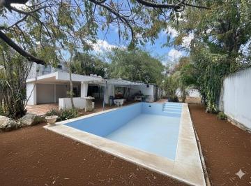 Casa · 411m² · 4 Recámaras · 6 Estacionamientos · Oportunidad Sobre Calle Comercial a Una Cuadra de La Clínica de Mérida | Casa Álamo |