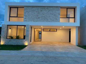 Casa · 340m² · 4 Recámaras · 2 Estacionamientos · Casa Residencial en Venta en Mérida