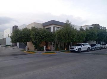 Casa · 422m² · 4 Recámaras · 2 Estacionamientos · Casa - Fraccionamiento Residencial Cañada del Refugio