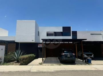 Casa en condominio · 295m² · 3 Recámaras · 2 Estacionamientos · Casa en Condominio en Venta en Lomas de Juriquilla