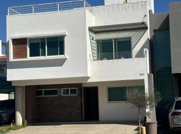 Casa de 3 habitaciones, Zapopan · Casa en Renta $33,000 Incluye Mantenimiento