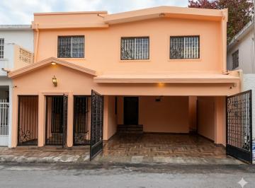 Casa · 200m² · 4 Recámaras · 2 Estacionamientos · Casa en Venta en Cortijo del Rio Monterrey, N. L.