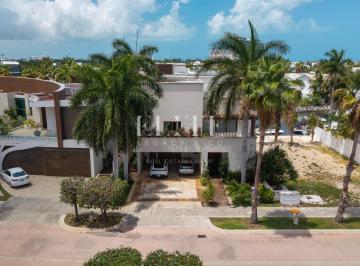 Casa · 461m² · 4 Recámaras · 4 Estacionamientos · Casa en Canales Puerto Cancun con 4 Recamaras y Muelle Privado