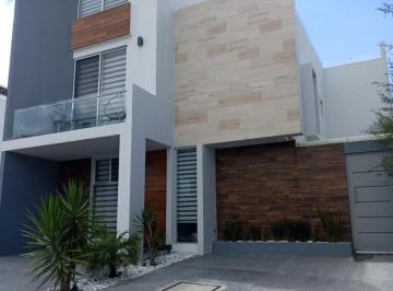 Casa · 290m² · 4 Recámaras · 2 Estacionamientos · Casa en Venta Zibata, Estudio, Roof Garden, Patio Amplio.
