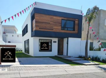 Casa · 185m² · 3 Recámaras · Casa en Venta a Pie de Calle El Refugio, Excedente de Terreno, Amplio Jardín