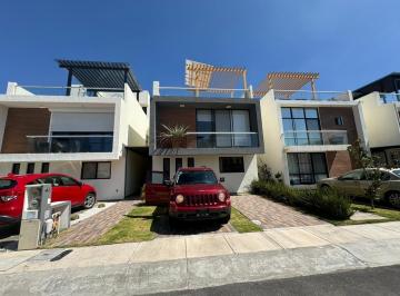 Casa · 220m² · 3 Recámaras · 2 Estacionamientos · Casa en Renta Zibata, 3 Niveles, Terraza, Sala de Tv