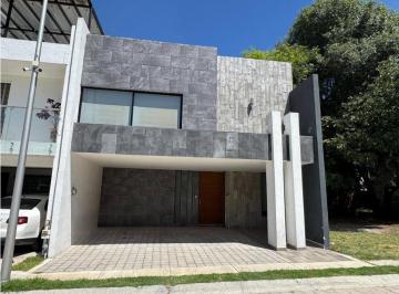 Casa · 180m² · 3 Recámaras · 2 Estacionamientos · Casa en Renta Cerca Plaza San Diego y Blvd. Forjadores