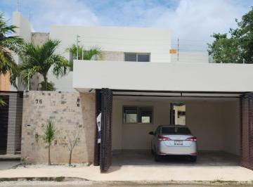 Casa de 4 habitaciones, Mérida · Casa en Fracc Altabrisa con 3 Recamaras Mas Estudio con Baño o Cuarta Recamara Alberca Sin Amueblar