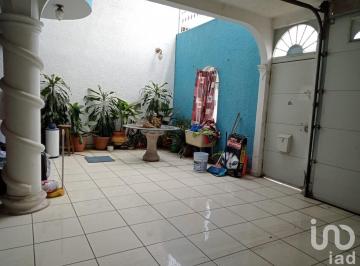 Casa · 137m² · 4 Recámaras · 3 Estacionamientos · Prados Verdes, Morelia: Casa en Venta con Espacios Amplios y Gran Ubicación