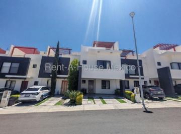 Casa de 3 habitaciones, El Marqués · Vendo Casa con Enorme Jardin y Roof Garden en Privada de Zibata con Amenidades 3 Recamaras 3 Baños