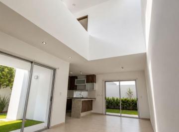 Casa de 3 habitaciones, El Marqués · Casa con Sala de Doble Altura ┃3 Habitaciones ┃ 2 Jardines Privados