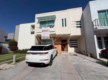 Casa de 3 habitaciones, Zapopan · Residencia en Renta en Altamira, Jal, Zapopan.