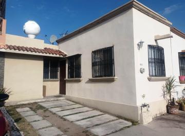 espacio para 2 vehiculos y 1 vehículo de visita · Casa Amueblada con 3 Recamaras