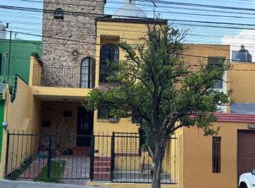 Casa de 4 habitaciones, San Pedro Tlaquepaque · Casa con 108 m² Superficie de Terreno, 4 Recámaras en Venta en Fovissste Miravalle