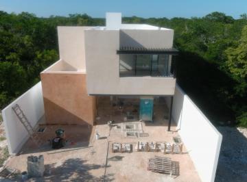 Casa · 354m² · 4 Recámaras · 4 Estacionamientos · Casa en Venta en Club de Golf Residencial en Mérida